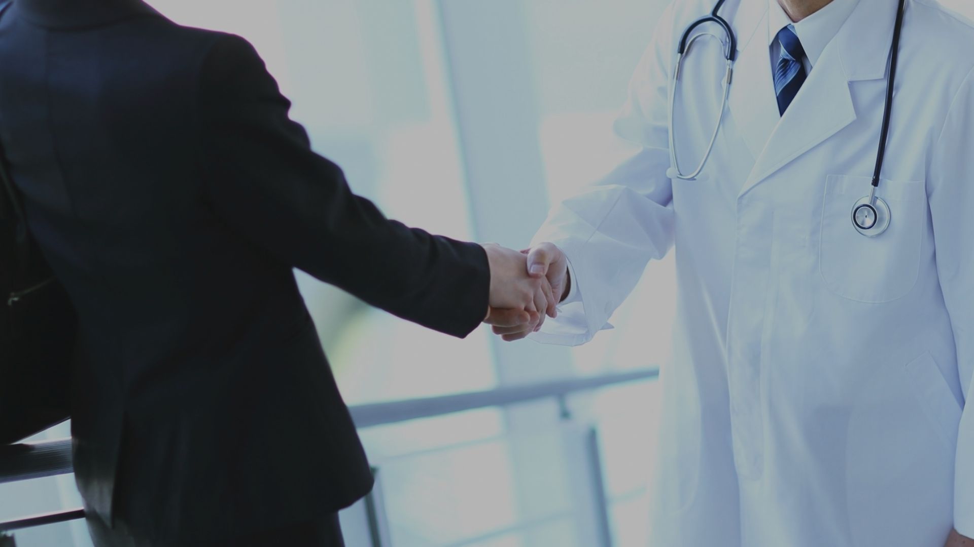 Dois braços esticados em cumprimento.