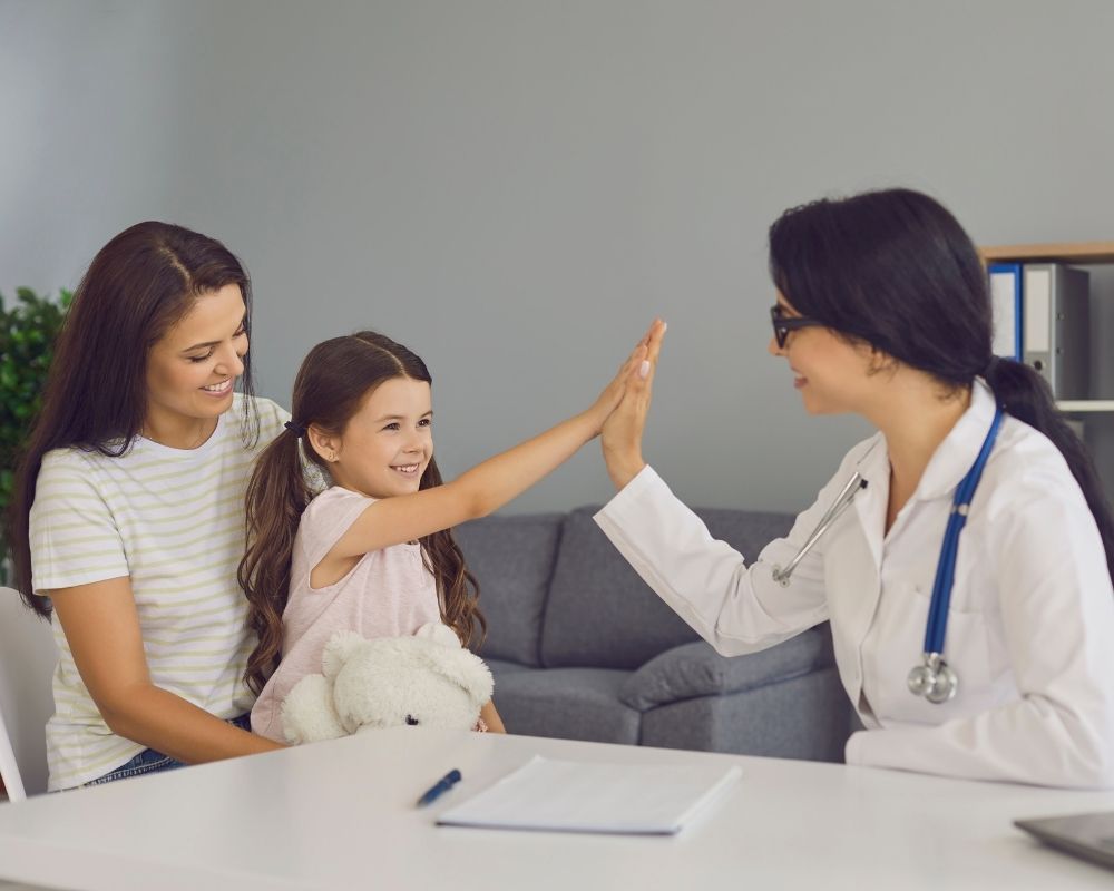 Uma médica sorridente a dar um 